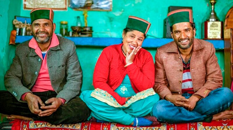 Jitendra, Rattna und Sadnam (v.l.) leben in Indien in einer eingetragenen Dreier-Ehe. – Bild: HR/​phoenix/​ZDF/​arte