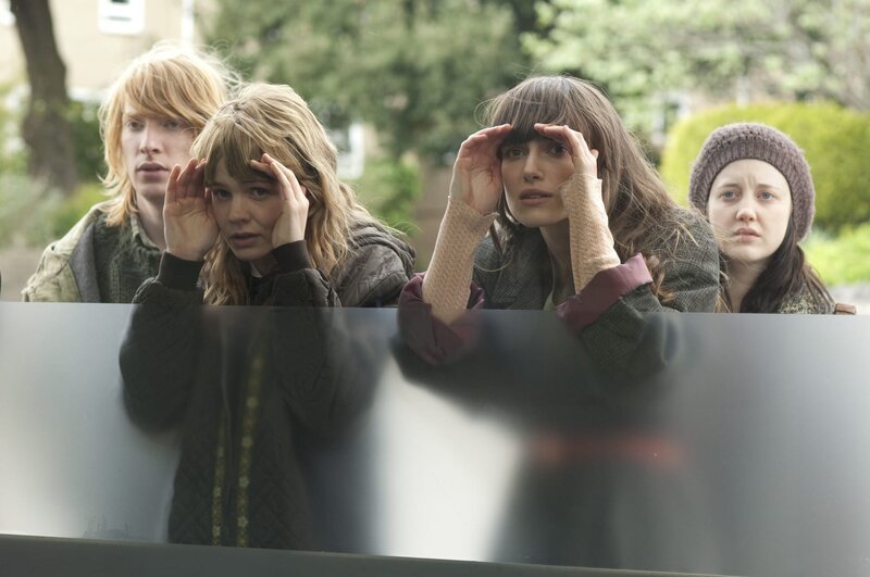 Ahnen nicht, dass sie Menschen zweiter Klasse sind: Rodney (Domhnall Gleeson, l.), Kathy (Carey Mulligan, 2.v.l.), Ruth (Keira Knightley, 2.v.r.) und Chrissie (Andrea Riseborough, r.) … – Bild: 2010 Twentieth Century Fox Film Corporation. All rights reserved. Lizenzbild frei Ahnen nicht, dass sie Menschen zweiter Klasse sind: Rodney (Domhnall Gleeson, l.), Kathy (Carey Mulligan, 2.v.l.), Ruth (Keira Knightley, 2.v.r.) und Chrissie (Andrea Riseborough, r.) … – Bild: 2010 Twentieth Century Fox Film Corporation. All rights reserved. Lizenzbild frei