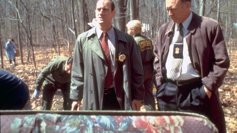 Stabler (Christopher Meloni, l.) und Agent Rod Franklin (John Doman) stehen vor einem Rätsel. Drei Personen wurden ermordet, die jedoch in keinem Zusammenhang zueinander stehen. – Bild: RTL /​ NBC