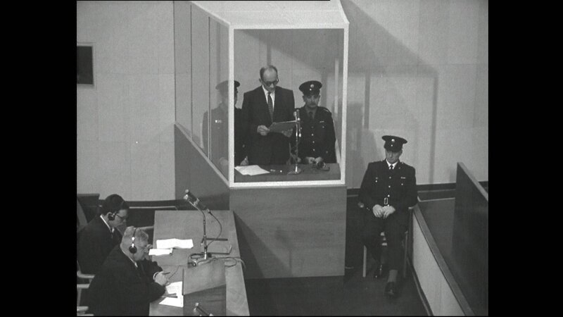 Adolf Eichmann im Glaskasten mit drei Polizisten, Verteidiger Dr. Robert Servatius und sein Assistent (links). – Bild: BR / BR Adolf Eichmann im Glaskasten mit drei Polizisten, Verteidiger Dr. Robert Servatius und sein Assistent (links). – Bild: BR / BR