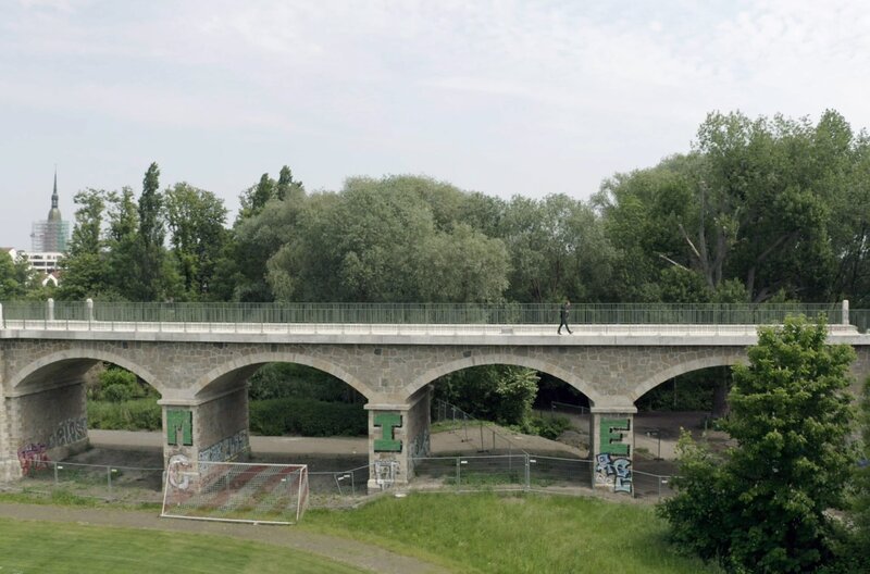 Eine stillgelegte S-Bahn-Trasse wird in Leipzig zum Fußweg und verbindet dann mehrere Stadtteile miteinander – abseits des normalen Straßenverkehrs. – Bild: arte