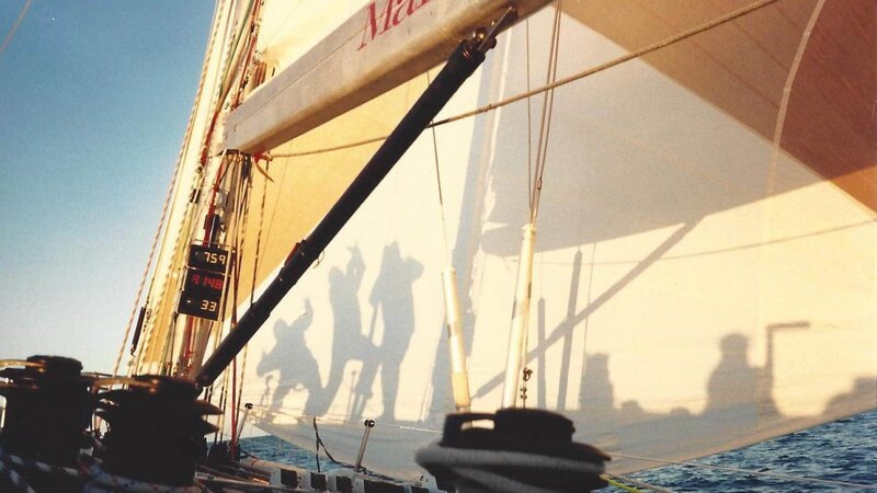 Dokumentation über Tracy Edwards, die mit 24 Jahren Köchin an einem Charterboot war, bevor sie sich aufmachte, als Skipper die erste komplett aus Frauen bestehende Crew anzuführen. Die Verwendung des sendungsbezogenen Materials ist nur mit dem Hinweis und Verlinkung auf TVNOW gestattet. – Bild: RTL / © Alex Holmes Die Verwendung des Materials von RTL Deutschland ist nur zur redaktionellen Berichterstattung im Zusammenhang mit der Sendung unter Angabe der Credits/Quellenangabe und Beachtung d Dokumentation über Tracy Edwards, die mit 24 Jahren Köchin an einem Charterboot war, bevor sie sich aufmachte, als Skipper die erste komplett aus Frauen bestehende Crew anzuführen. Die Verwendung des sendungsbezogenen Materials ist nur mit dem Hinweis und Verlinkung auf TVNOW gestattet. – Bild: RTL / © Alex Holmes Die Verwendung des Materials von RTL Deutschland ist nur zur redaktionellen Berichterstattung im Zusammenhang mit der Sendung unter Angabe der Credits/Quellenangabe und Beachtung d