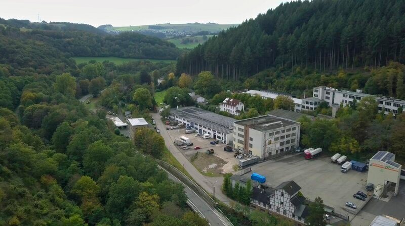 Eine ganze Region lebte von der Romika-Produktionsstääte in Gusterath bei Trier. – Bild: WDR/​Lichtblick Film/​Joel Stängle