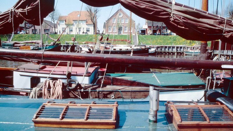 Seefahrt und Fischerei prägten einst die Küstenorte Ostfrieslands. Heute sind die historischen Häfen und alten Lastkähne vor allem Touristenattraktionen. – Bild: RTL /​ © Ernst Sasse