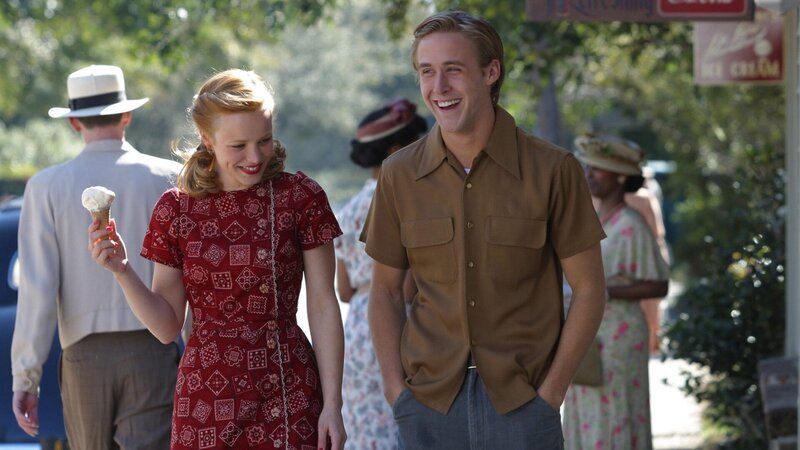 Allie (Rachel McAdams) und Noah (Ryan Gosling) erleben einen stürmischen Sommer. Doch ihre Eltern sind gegen diese Verbindung und trennen die beiden voneinander… – Bild: RT2