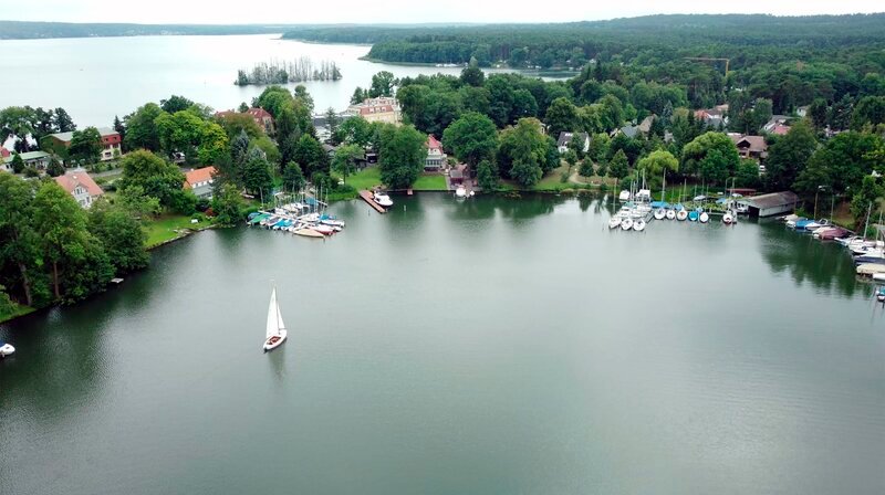 Wenige Kilometer südöstlich von Berlin liegt der Scharmützelsee, das „Märkische Meer“, mit traumhaftem Sandstrand, glitzernden Booten und Künstlerinnen und Künstlern, die hier mitreißende Musik, mehrstöckige Torten und das idyllischste Filmfestival Brandenburgs machen. – Der Ursprung von Bad Saarow. – Bild: rbb/​Dennis Wagner