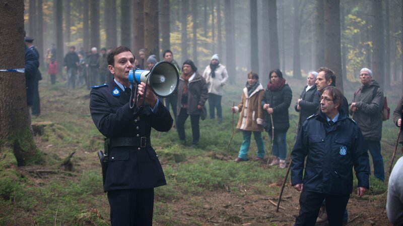 Gendarme Lambert (Dimitri Storage) leitet die Suche nach dem kleinen Rémi. – Bild: WDR/​MAHI FILMS/​Nicolas Schul