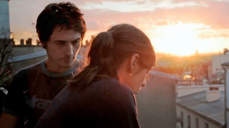 Eine Geschichte wie im Märchen: Sie heißt Juliette, er Roméo; sie lernen sich auf einer Party kennen und verlieben sich ineinander. Aus einer unbeschwerten Romanze wird Liebe, das junge Paar schwebt im siebten Himmel. Als dann auch noch Sohn Adam zur Welt kommt, scheint ihr Glück vollkommen. Bis sie eines Tages die erschütternde Diagnose erhalten, die ihr gesamtes Leben verändern wird. – Roméo (Jérémie Elkaïm) und Juliette (Valérie Donzelli) machen sich um die Gesundheit ihres kleinen Sohnes Adam zunehmend Sorgen. – Bild: rbb/​Rectangle Productions/​Wild Bunch