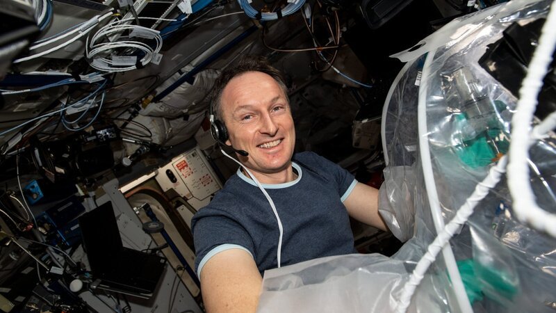 Astronaut Matthias Maurer bei einem Experiment auf der Internationalen Raumstation (ISS). – Bild: ZDF und ESA/​NASA./​ESA/​NASA