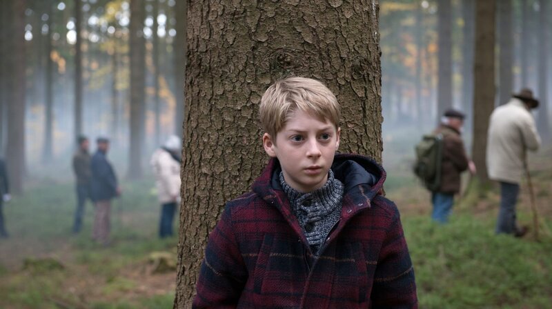Mit großer Angst verfolgt Antoine (Jeremy Senez) die Suche nach dem kleinen Rémi. – Bild: WDR/MAHI FILMS/Nicolas Schul Mit großer Angst verfolgt Antoine (Jeremy Senez) die Suche nach dem kleinen Rémi. – Bild: WDR/MAHI FILMS/Nicolas Schul