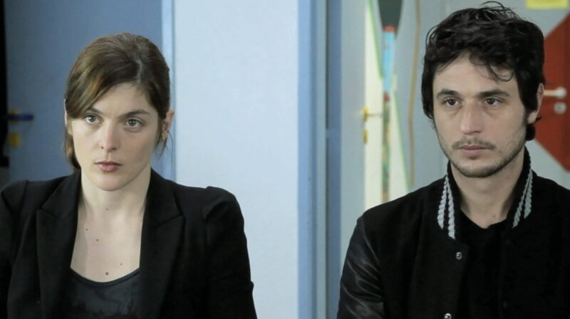 Eine Geschichte wie im Märchen: Sie heißt Juliette, er Roméo; sie lernen sich auf einer Party kennen und verlieben sich ineinander. Aus einer unbeschwerten Romanze wird Liebe, das junge Paar schwebt im siebten Himmel. Als dann auch noch Sohn Adam zur Welt kommt, scheint ihr Glück vollkommen. Bis sie eines Tages die erschütternde Diagnose erhalten, die ihr gesamtes Leben verändern wird. – Juliette (Valérie Donzelli) und Roméo (Jérémie Elkaïm) besprechen mit der Ärztin das weitere therapeutische Vorgehen im Kampf gegen den Krebs ihres Sohnes. – Bild: rbb/Rectangle Productions/Wild Bunch Eine Geschichte wie im Märchen: Sie heißt Juliette, er Roméo; sie lernen sich auf einer Party kennen und verlieben sich ineinander. Aus einer unbeschwerten Romanze wird Liebe, das junge Paar schwebt im siebten Himmel. Als dann auch noch Sohn Adam zur Welt kommt, scheint ihr Glück vollkommen. Bis sie eines Tages die erschütternde Diagnose erhalten, die ihr gesamtes Leben verändern wird. – Juliette (Valérie Donzelli) und Roméo (Jérémie Elkaïm) besprechen mit der Ärztin das weitere therapeutische Vorgehen im Kampf gegen den Krebs ihres Sohnes. – Bild: rbb/Rectangle Productions/Wild Bunch