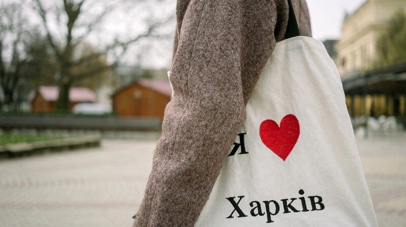 Ich liebe Charkiw – die Tasche trägt Anna auf ihrer Flucht immer bei sich. – Bild: NDR/​Alexandra Bidian