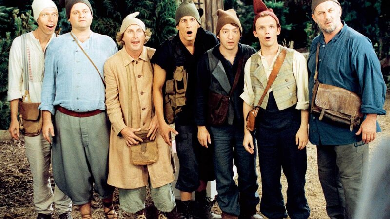 7 Zwerge - Männer allein im Wald – Bild: RTL Die Verwendung des Materials von RTL Deutschland ist nur zur redaktionellen Berichterstattung im Zusammenhang mit der Sendung unter Angabe der Credits/​Quellenangabe und Beachtung der unter https:/​