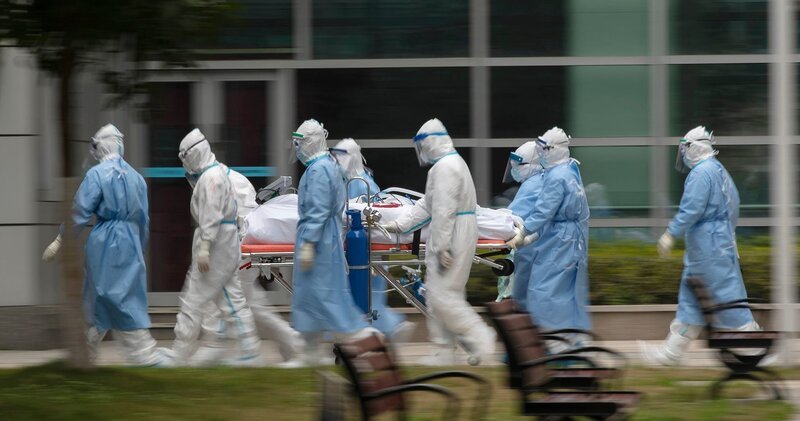 Eines von Millionen Opfern. War die Pandemie vermeidbar? – Bild: Nutzungsrecht: 22.04.2022 – 22.07.2022/​Fei Maohua, dpa