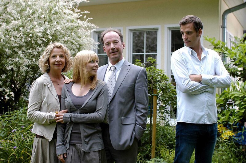 Von links: Familie Moedebeck (Michaela May, Jasmin Schwiers, Ulrich Noethen) und Oskars Gegenspieler (Max von Thun, r.). – Bild: ZDF und Oliver Feist.