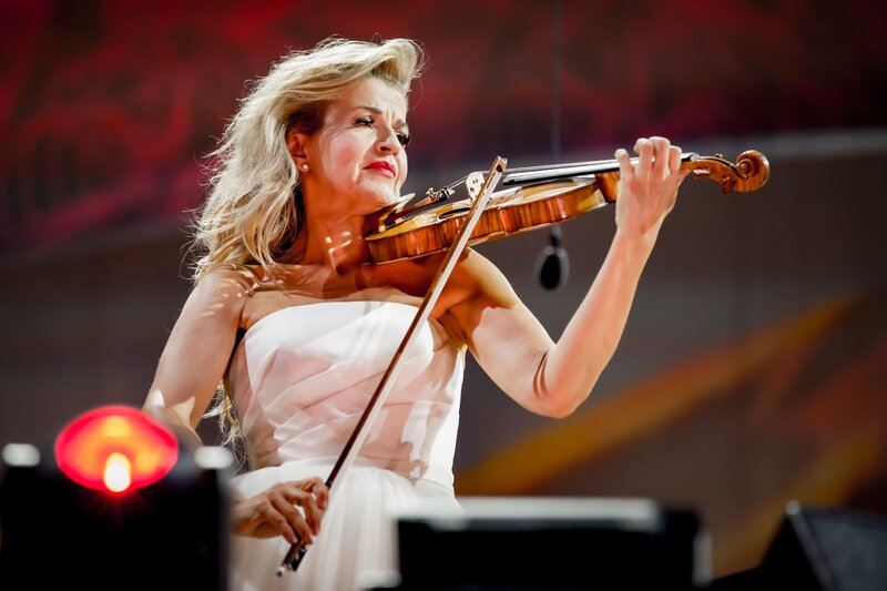 Anne-Sophie Mutter und New York Philharmonic in der Turbinenhalle Peenemünde – Bild: ZDF und Dita Vollmond.