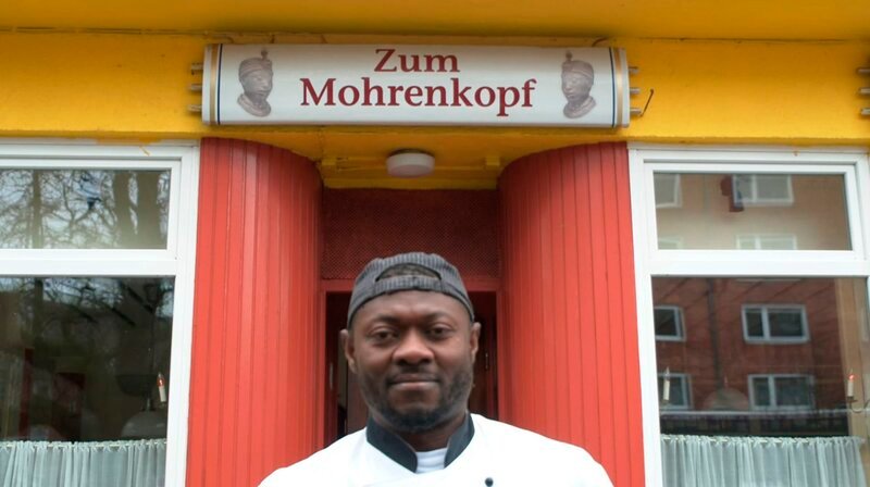 „Ich bin stolz ein Mohr zu sein“, sagt Andrew Onuegbu vor seinem Restaurant. – Bild: SWR