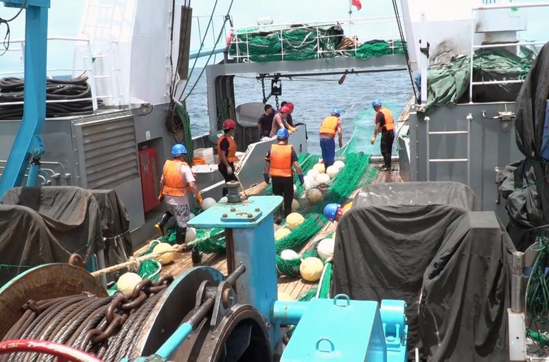 Die chinesischen Trawler bedrohen die Existenzen der Menschen im Fischerdorf Tombo. – Bild: Freetown Media Centre /​ © Freetown Media Centre