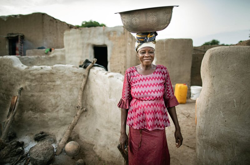 Im 1.000-Seelen-Dorf Kollo, im Süden von Burkina Faso, sehnt sich Kadoua Yogo nach einer besseren Zukunft für ihre Familie. – Bild: Michael Schlamberger /​ © Michael Schlamberger