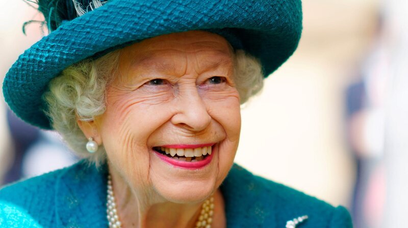 Königin Elisabeth II. bei einem Besuch in Manchester, 2021, – Bild: rbb/SWR/IMAGO Königin Elisabeth II. bei einem Besuch in Manchester, 2021, – Bild: rbb/SWR/IMAGO