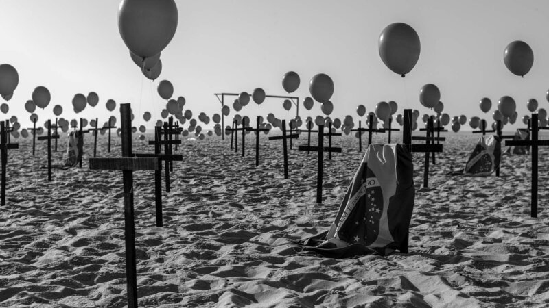 Kreuze und Ballons am Strand Die Verwendung des sendungsbezogenen Materials ist nur mit dem Hinweis und Verlinkung auf RTL+ gestattet. – Bild: RTL / © Vincent Rimbaux-Babel Kreuze und Ballons am Strand Die Verwendung des sendungsbezogenen Materials ist nur mit dem Hinweis und Verlinkung auf RTL+ gestattet. – Bild: RTL / © Vincent Rimbaux-Babel