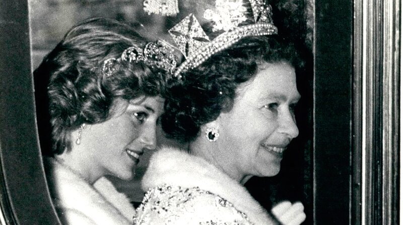 Prinzessin Diana (li.) und Elisabeth II. (re.) vor der Parlamentseröffnung, 1983. – Bild: rbb/​SWR/​IMAGO/​ZUMA/​Keystone