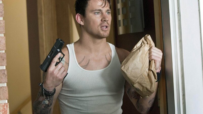 Das Chaos wird perfekt, als Genevas geheime Liebhaber Zip (Channing Tatum)  für den Buchmacher gehalten wird … – Bild: TVNOW /​Universal Die Verwendung des Bildmaterials der Mediengruppe RTL Deutschland ist nur zur redaktionellen Berichterstattung im Zusammenhang mit der jeweiligen Sendung unter Angabe der Credits/​Quel