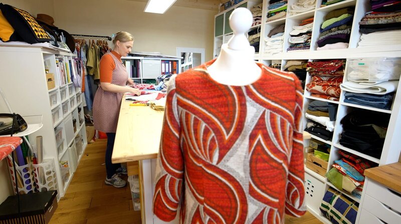 Sinah Schlemmer in ihrem Modeatelier. – Bild: SWR