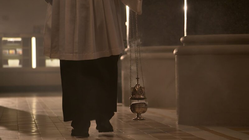 Messdiener bei seinem Dienst in der Kirche. – Bild: ZDF und Marcus Kablitz./​Marcus Kablitz