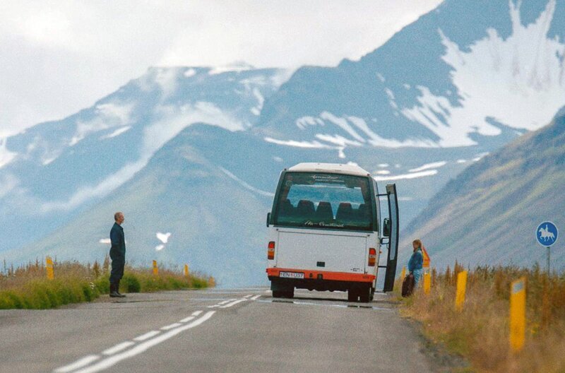 Bei ihrer Ankunft in der isländischen Abgeschiedenheit wird das Mädchen Sól (Gríma Valsdóttir) von ihrem Onkel Karl (Ingvar E. Sigurðsson) vom Bus abgeholt. – Bild: arte