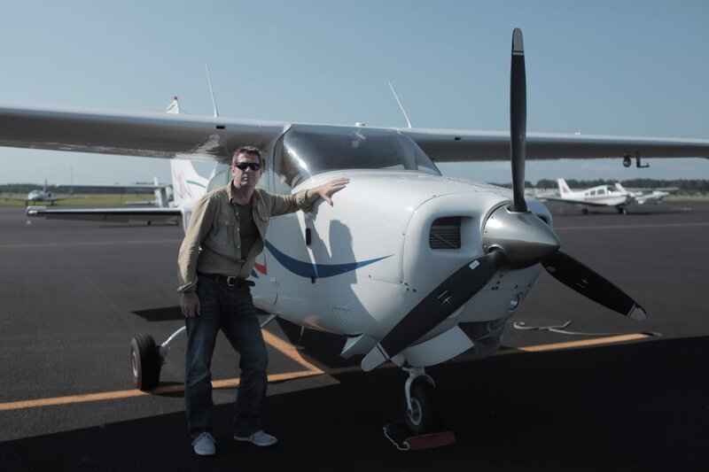 Iain Stewart mit einer Cessna. – Bild: BBC 2013/​Katie Brimblecombe/​Katie Brimblecombe