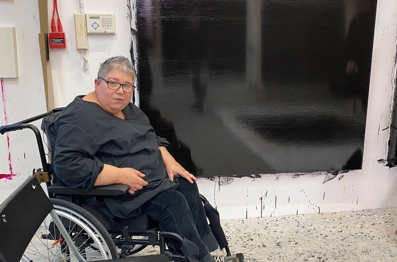 Seitdem eine Gefäßmissbildung ihr zentrales Nervensystem angegriffen hat, sitzt die Bildhauerin Angela de la Cruz im Rollstuhl. Um ihre Ideen umzusetzen, arbeitet sie mit einem Team aus Künstlerinnen und Künstlern zusammen. – Bild: arte