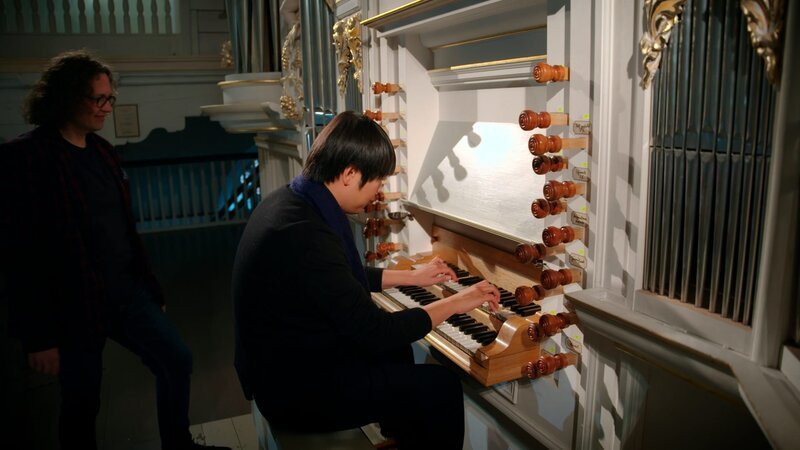 Lang Lang an der Bach-Orgel in der Johann-Sebastian Bach-Kirche in Arnstadt in Thüringen, wo J. S. Bach als Organist tätig war. – Bild: ZDF und Thomas Frischhut / 3B-Produktion. Lang Lang an der Bach-Orgel in der Johann-Sebastian Bach-Kirche in Arnstadt in Thüringen, wo J. S. Bach als Organist tätig war. – Bild: ZDF und Thomas Frischhut / 3B-Produktion.