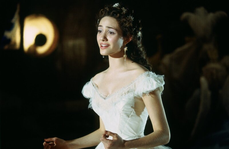 Mit ihrem Gesang erobert Christine (Emmy Rossum) sogar das Herz des Phantoms. – Bild: Concorde Filmverleih GmbH