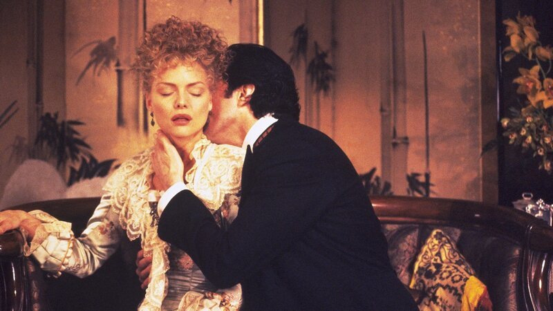 Ellen Olenska (Michelle Pfeiffer) und Newland Archer (Daniel Day-Lewis) – Bild: 1993 Columbia Pictures Industries, Inc. All Rights Reserved. Ellen Olenska (Michelle Pfeiffer) und Newland Archer (Daniel Day-Lewis) – Bild: 1993 Columbia Pictures Industries, Inc. All Rights Reserved.