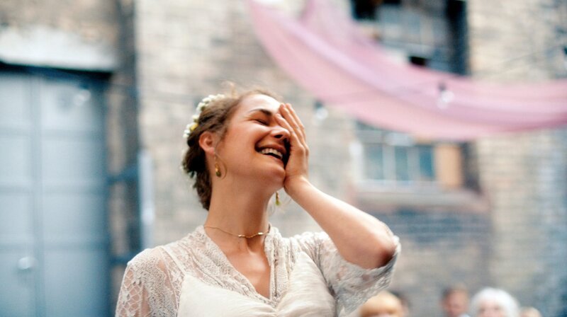 Milena (Luise Heyer) als Braut. – Bild: ZDF und SWR/​kurhaus production.