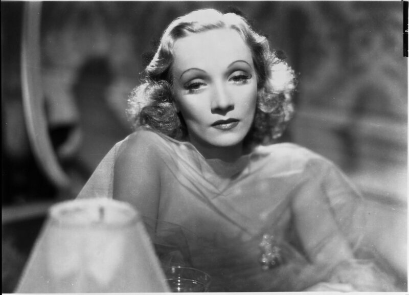 Lady Maria Barker (Marlene Dietrich) – Bild: 1937 EMKA Division of MCA Inc. Copyright Renewed. All Rights Reserved. Lizenzbild frei