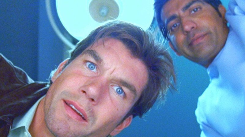Detective Hoyt (Jerry O’Connell, l.) und Dr. Bug (Ravi Kapoor) nehmen die Leiche genau unter die Lupe. Ist das vermeintliche Opfer etwa gar nicht tot? – Bild: RTL /​ NBC Universal
