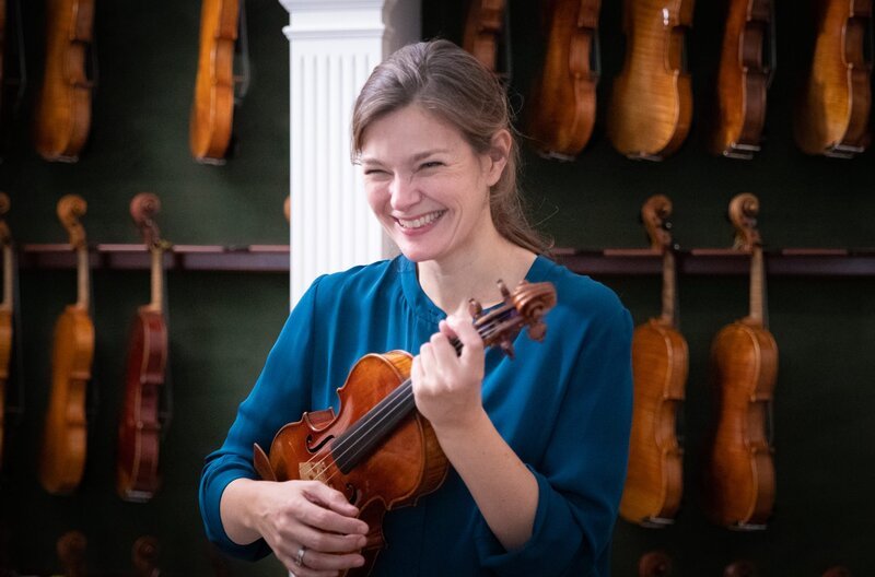 Janine Jansen, eine der großen Geigerinnen unserer Zeit, probiert ein Dutzend Instrumente des Geigenbauers Antonio Stradivari aus. – Bild: SWR