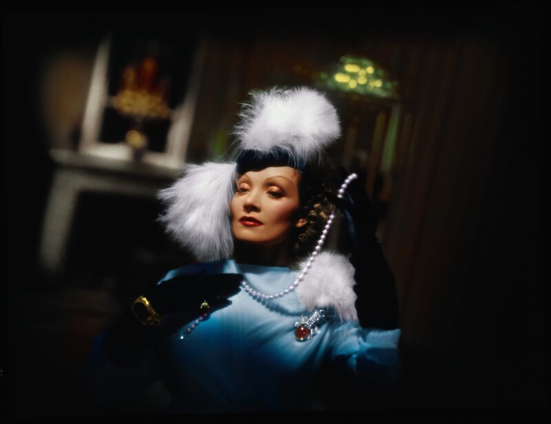 Perlen zum Glück – Bild: 1936 Paramount Productions Inc. Renewed 1963 by EMKA. All Rights Reserved. Lizenzbild frei