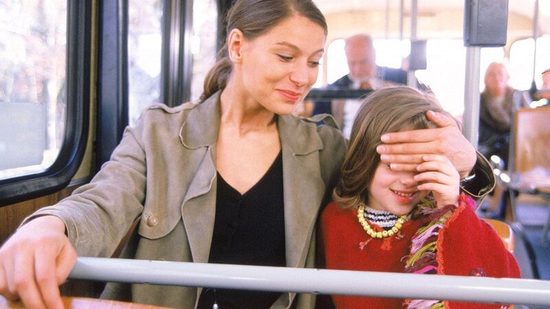 Martina (Stefanie Schmid, li.) versucht ihrer Tochter Lani (Leslie Vanessa Lill) schonend beizubringen, dass sie erblinden wird. – Bild: RTL / Elke Werner Die Verwendung des Materials von RTL Deutschland ist nur zur redaktionellen Berichterstattung im Zusammenhang mit der Sendung unter Angabe der Credits/Quellenangabe und Beachtung der Martina (Stefanie Schmid, li.) versucht ihrer Tochter Lani (Leslie Vanessa Lill) schonend beizubringen, dass sie erblinden wird. – Bild: RTL / Elke Werner Die Verwendung des Materials von RTL Deutschland ist nur zur redaktionellen Berichterstattung im Zusammenhang mit der Sendung unter Angabe der Credits/Quellenangabe und Beachtung der