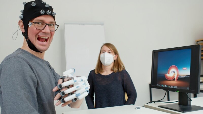 Schlaganfallpatienten wie Guido Schulze profitieren von den KI-basierten Techniken. – Bild: ZDF und Christopher Rowe./​Christopher Rowe