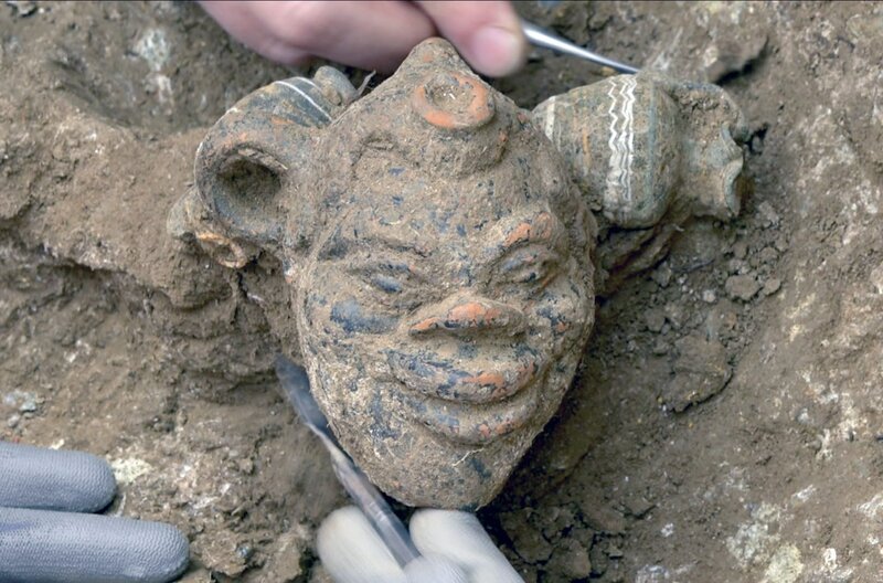 Keramik, Schmuckstücke und andere Grabbeigaben geben Aufschluss über die Kultur und Lebensweise der Etrusker. – Bild: arte