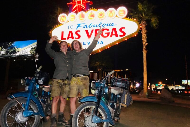 L-R: Thomas und Julian Wittmann in Las Vegas – Bild: Majestic Sunseitn