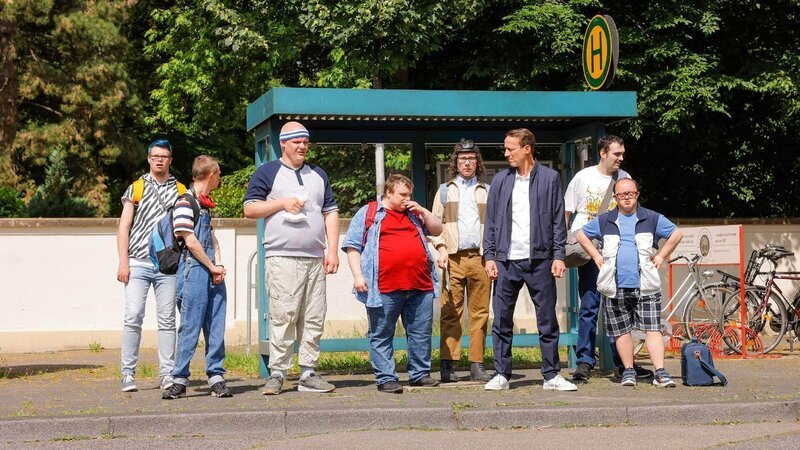 Matze (Simon Rupp), Manuel (Christian Forst), Waldemar (Matthias Sander), Michael (Jochen Riemer), TIno (Tanino Camilleri), Rudi (Jonas Relitzki), Andreas (Wotan Wilke Möhring), Ulli (Nico Michels) und Tino (Tanino Camilleri) auf dem Weg zum Spiel. Die Verwendung des sendungsbezogenen Materials ist nur mit dem Hinweis und Verlinkung auf RTL+ gestattet. – Bild: RTL/​Constantin Television/​Tom Trambow Die Verwendung des Materials von RTL Deutschland ist nur zur redaktionellen Berichterstattung im Zusammenhang mit der Sendung unter Angabe der Credits/​Quellenanga