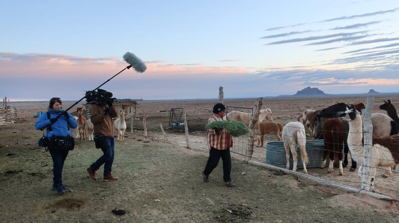 Irene füttert ihre vielen Tiere. Platz genug hat sie auf ihrer Farm im Navajo-Reservat. Aber das Heu fehlt. – Bild: ZDF und NDR/Audrey Stimson. Irene füttert ihre vielen Tiere. Platz genug hat sie auf ihrer Farm im Navajo-Reservat. Aber das Heu fehlt. – Bild: ZDF und NDR/Audrey Stimson.