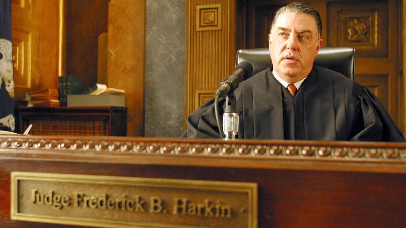 Das Urteil - Jeder ist käuflich – Bild: RTL Die Verwendung des Materials von RTL Deutschland ist nur zur redaktionellen Berichterstattung im Zusammenhang mit der Sendung unter Angabe der Credits/​Quellenangabe und Beachtung der unter https:/​