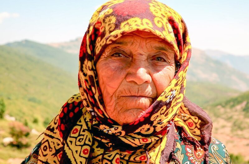 Die 82-jährige Firouzeh lebte schon ihr ganzes Leben in den Bergen, in der rauen Landschaft im Norden Irans. – Bild: arte