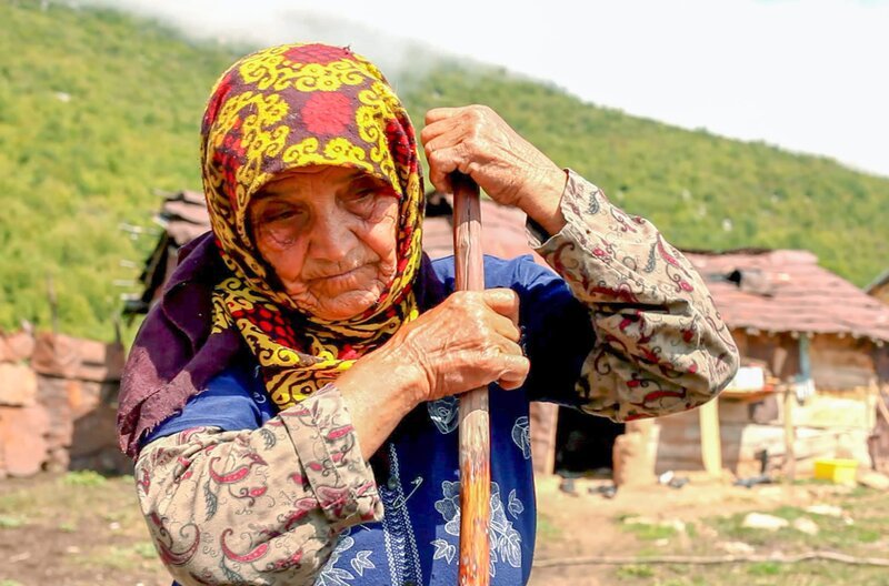 Das Leben als Hirtin ist hart und einsam. Aber die 82-jährige Iranerin Firouzeh liebt diese Art zu leben. – Bild: arte