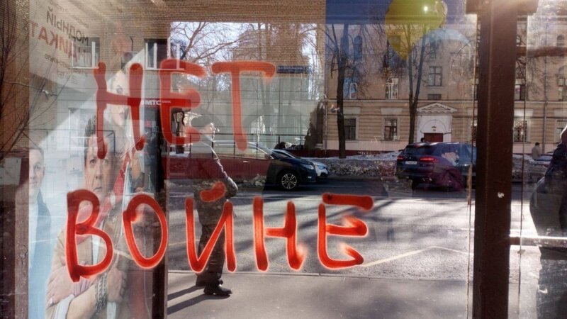„Kein Krieg!“ – Mit diesem Slogan bringt man sich in Russland in Gefahr. – Bild: ZDF und Vesna./​Vesna